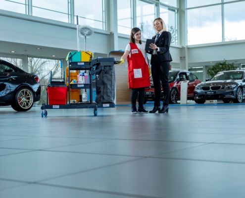 TKW Gebäudereinigung - Qualitaetsmanagement Servicemanager zeigt Servicekraft Revierplan_2