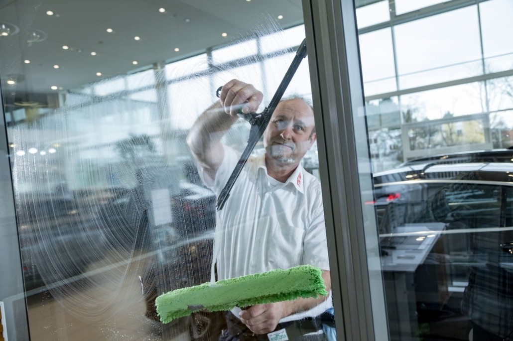 TKW Gebäudereinigung - Glasreinigung und Fensterreinigung - Facharbeiter reinigt Fenster