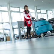 TKW Gebäudereinigung - Grundreinigung - Bodenreinigung durch TKW-Mitarbeiterin mit Maschine