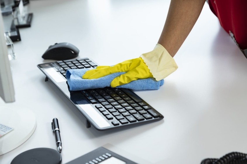 TKW Gebäudereinigung - Bueroreinigung und Unterhaltsreinigung - Reinigungskraft reinigt Tastatur