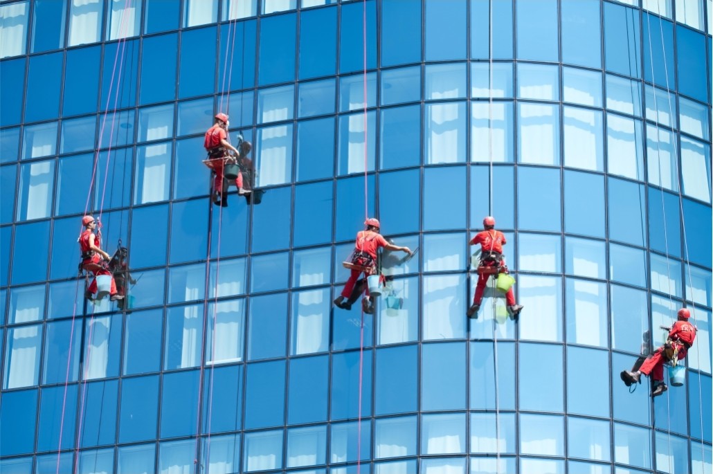 TKW Gebäudereinigung - Fassadenreinigung - Mit Seilen gesicherte Mitarbeiter reinigen Glasfassade