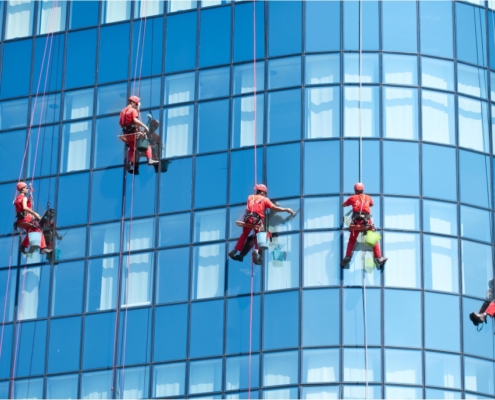 TKW Gebäudereinigung - Fassadenreinigung - Mit Seilen gesicherte Mitarbeiter reinigen Glasfassade