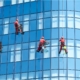 TKW Gebäudereinigung - Fassadenreinigung - Mit Seilen gesicherte Mitarbeiter reinigen Glasfassade