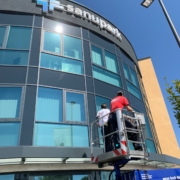 TKW Gebäudereinigung - Glas- und Fensterreingung - Fassadenreinigung - TKW Mitarbeiter Steiger