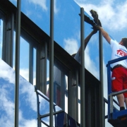 TKW Gebäudereinigung - Glas- und Fensterreinigung - Fassadenreinigung - Mitarbeiter auf Steiger