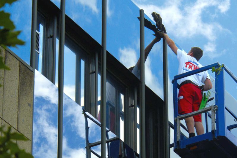 TKW Gebäudereinigung - Glas- und Fensterreinigung - Fassadenreinigung - Mitarbeiter auf Steiger