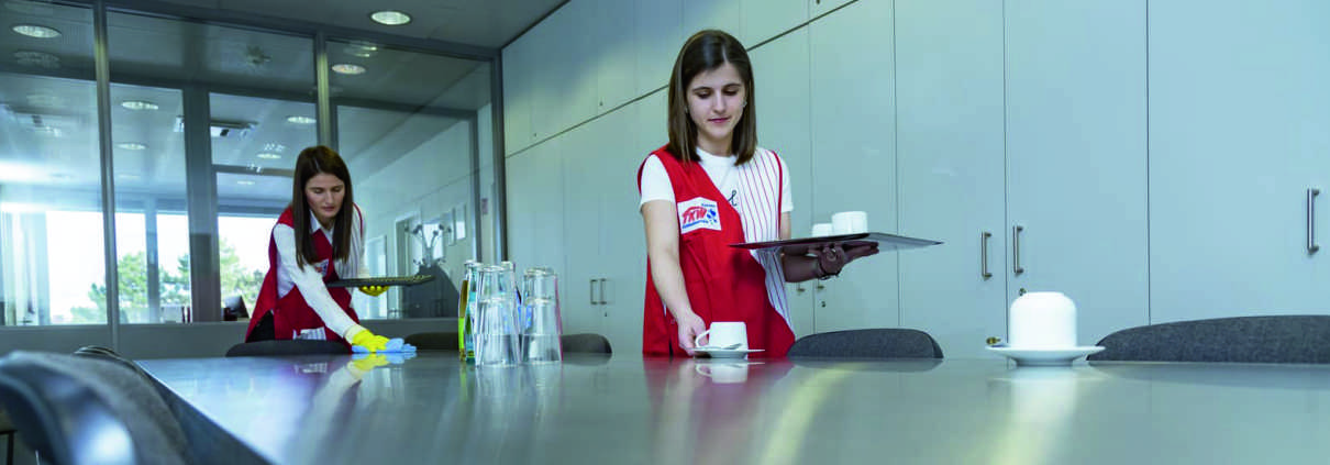 TKW Gebäudereinigung - Büroreinigung und Unterhaltsreinigung - Reinigungskräfte reinigen und bereiten Konferenzraum vor