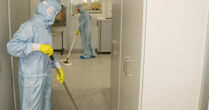 TKW Gebäudereinigung - Professionelle Reinraumreinigung - TKW-Team Bodenreinigung